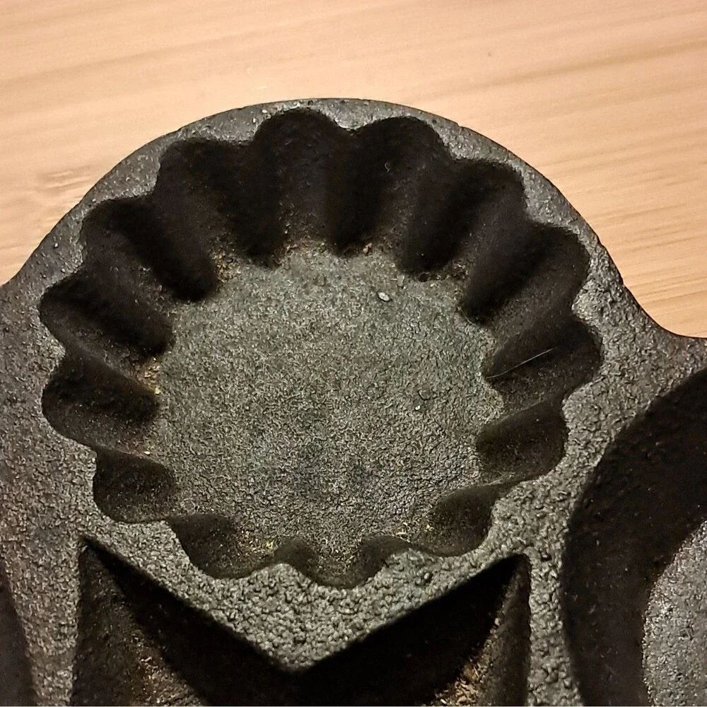Vintage Cast Iron Heart Star Round Fluted Shapes Pan Cornbread Cookies Candy